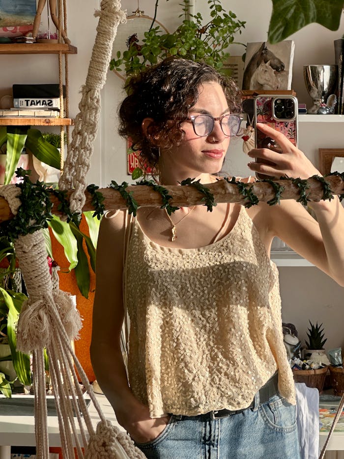 young-woman-taking-mirror-selfie-in-cozy-room-32152329